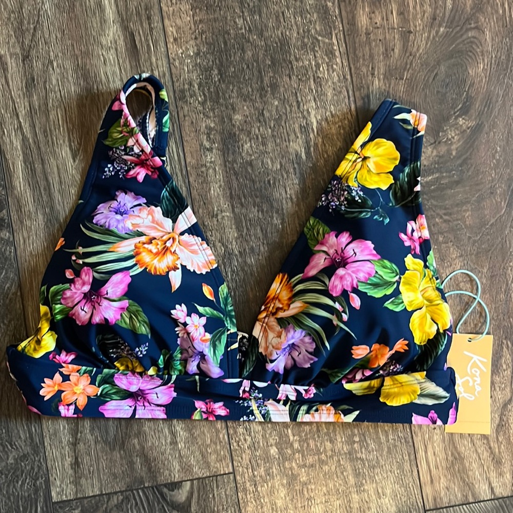 NWT women’s Lg swimsuit top only